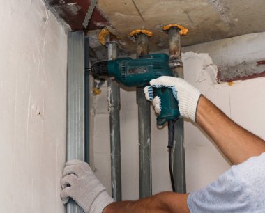 Duvara standı kuruyorum..