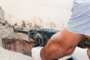 Bir delgi ile duvar düzensizliklerinin ortadan kaldırılması.