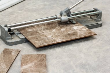 Fayans kesiciyle porselen taş kesme aleti..