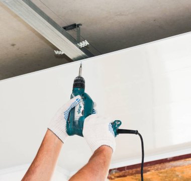 Sahte tavan kurulumu. Konut binalarının yeni apartmanlarında inşaat ve bitirme işleri.