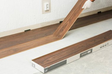 Yağ döşeme işi. Konut binalarının yeni apartmanlarında inşaat ve bitirme işleri.