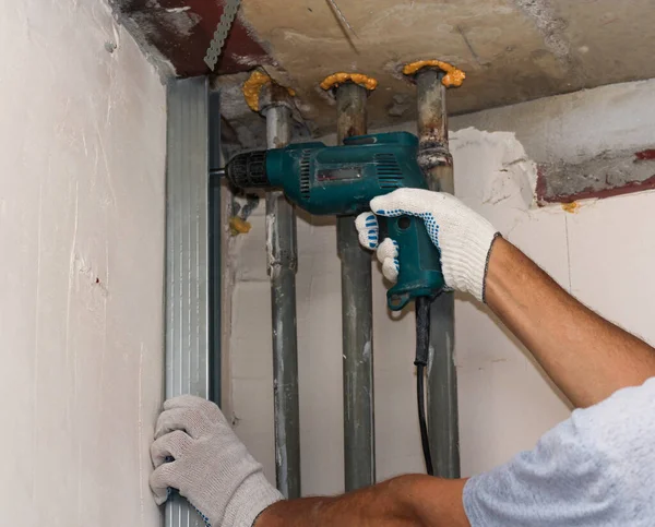 Duvara standı kuruyorum..