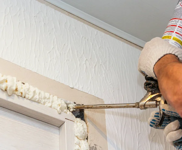 Boşluğu tabancanın poliüretan köpüğüyle dolduruyor..