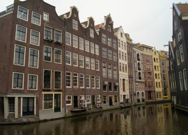 Evler arasında kanal