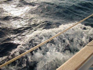 Kenarı boyunca köpük