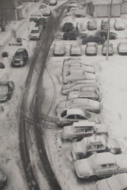 Otoparkta ıslak karda makine