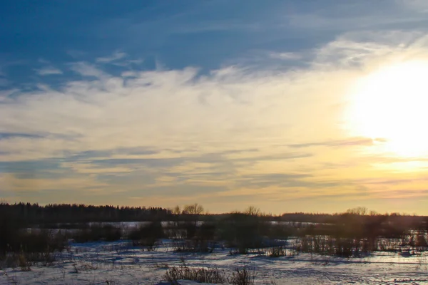 Téli naplemente a mező fölött — Stock Fotó