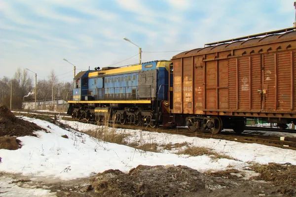 Locomotora con vagones de carga —  Fotos de Stock