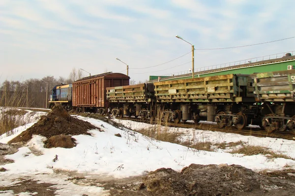 Locomotora con vagones y plataformas —  Fotos de Stock