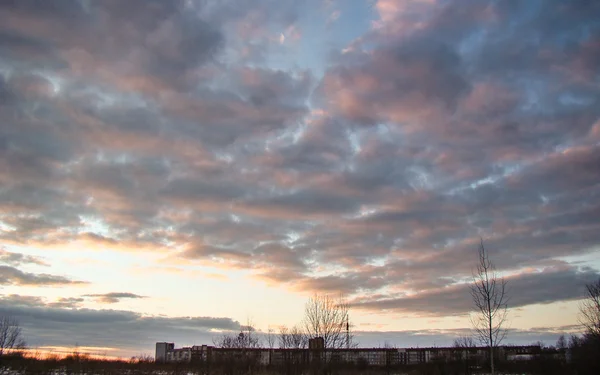 Nuvens noturnas sobre as casas — Fotografia de Stock