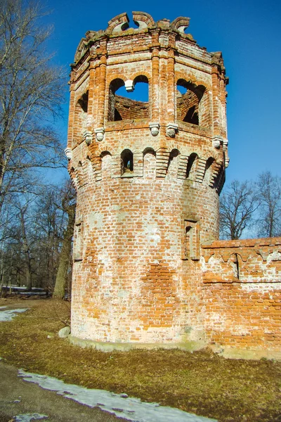 Torre antigua fortaleza semi-arruinada — Foto de Stock