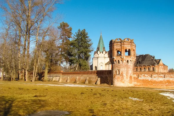 Mura della fortezza con una torre alta — Foto Stock