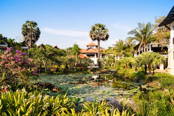 Teich neben dem Haus — Stockfoto