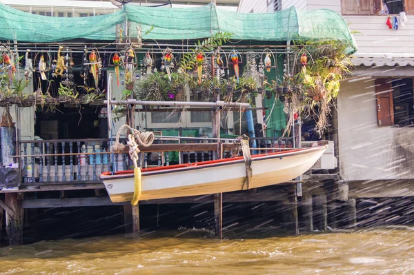 Barco atado a la barandilla — Foto de Stock
