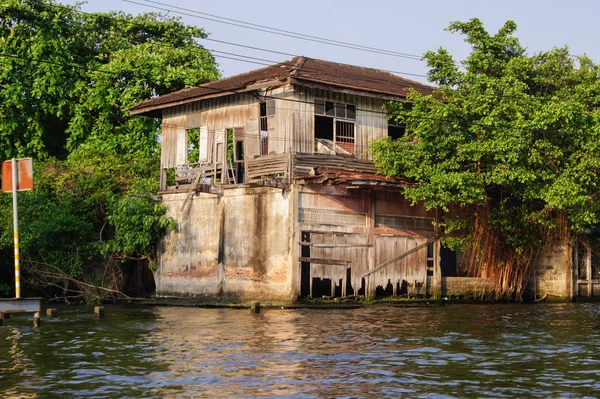 Casa vieja dilapidada — Foto de Stock