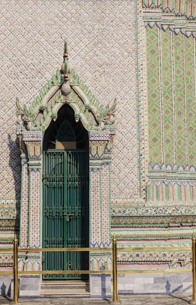 Dörr med eleganta portico — Stockfoto