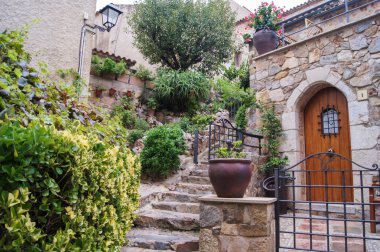 Büyük taş döşeme adımlardan