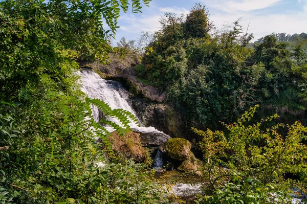 Piccola cascata forestale — Foto Stock