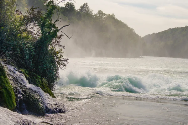 Sprudelndes und schäumendes Wasser — Stockfoto