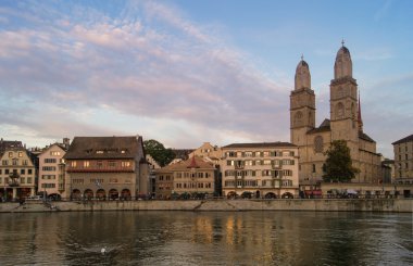 Rıhtımlar üzerinde kule