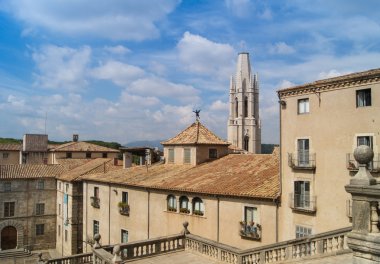 Tırabzan ayakları ile taş korkuluk