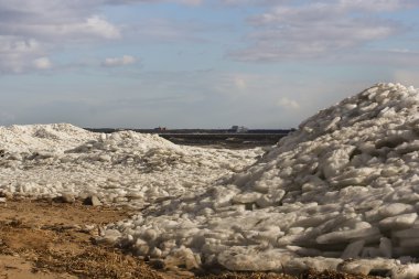 Sahilde kırılmış buz