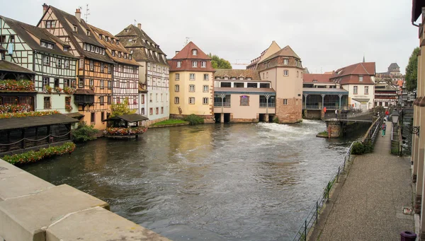 Houses and the urban gateway — Stock Photo, Image