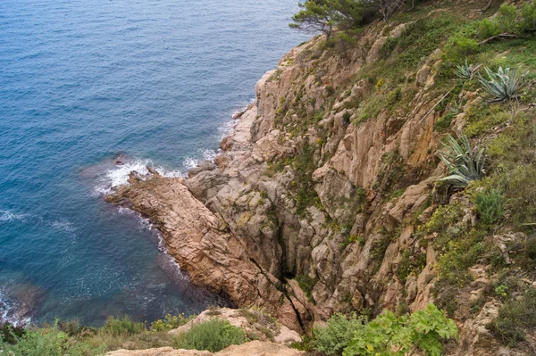 A borda da costa rochosa — Fotografia de Stock