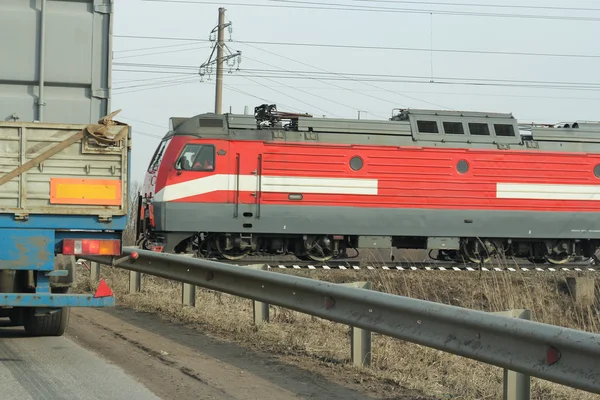 Locomotiva perto do cruzamento — Fotografia de Stock