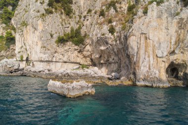 Kumtaşı yüksek kayalıklarla