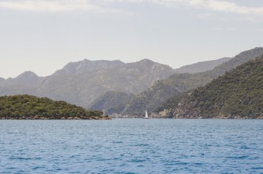 Deniz kenarı arasında yelken