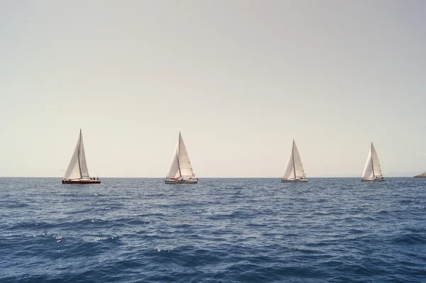 Quatre yachts l'un l'autre — Photo