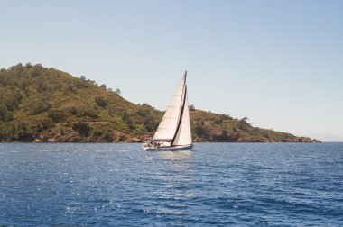 dağlar arka plan üzerinde yelken