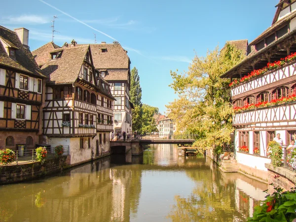 House on the banks of the river — Stock Photo, Image