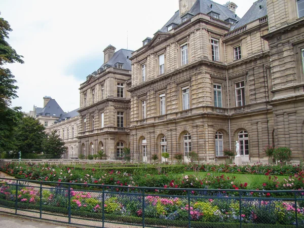 Pelouses avec des fleurs à la maison — Photo