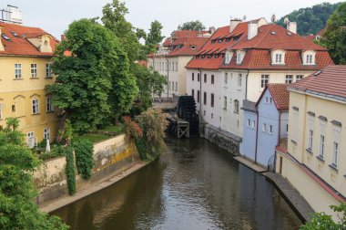 Watermill tekerlek bir şehir kanal içinde