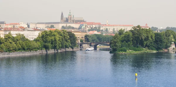 Ciudad en el río — Foto de Stock