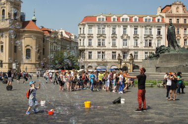 Çocuk yakalamak sabun köpüğü
