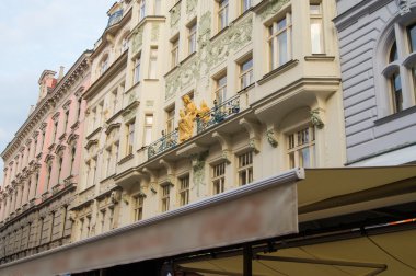 balkon bir heykel ile