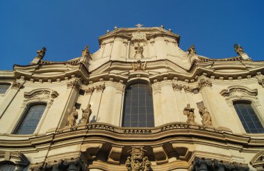 sanatsal cephesi ile bina