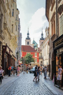 Dar sokaklarda turistler