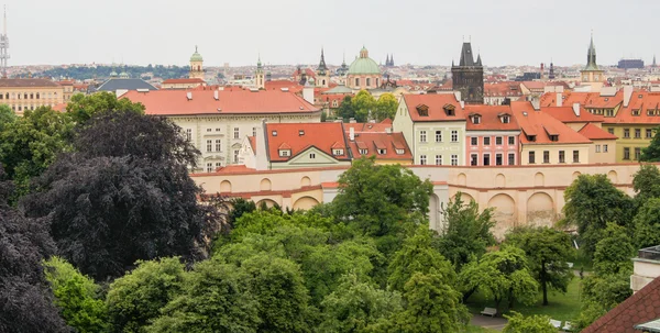 Dům za zeď zahrady — Stock fotografie