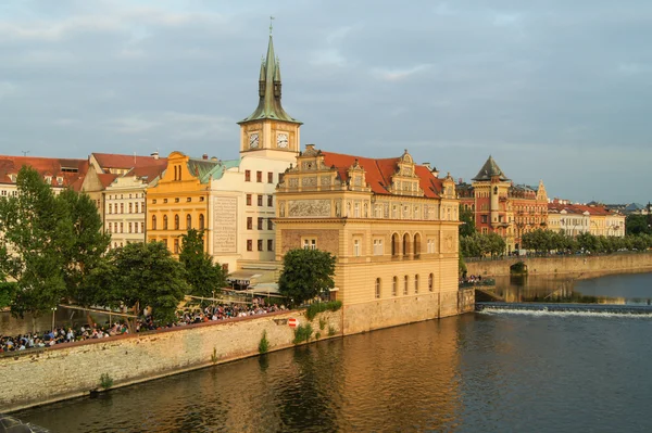 Terraplén de Vltava iluminado por el sol —  Fotos de Stock