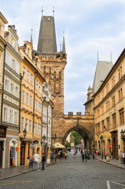 İnsanlar sokakta bir kemer ile