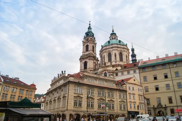 Kupole katedrály a věže s hodinami — Stock fotografie