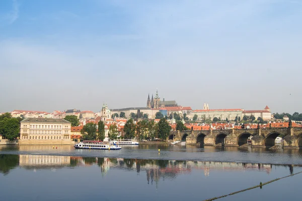 Łodzi nad rzeką w pobliżu mostu — Zdjęcie stockowe