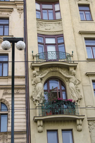 Балкон с цветами и барельефом — стоковое фото