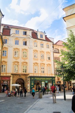 Turistler, Prag sokaklarında