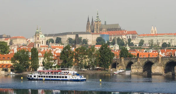 Prag vallen och bridge — Stockfoto