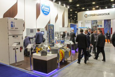 Farklı insanlar ekipman ile standında.